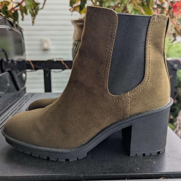 Chelsea Boots - Picture 3 of 8